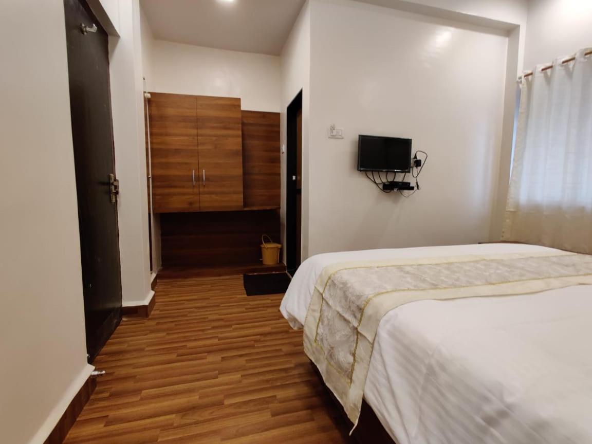 Hotel Surya Grande Kudal  Exterior photo